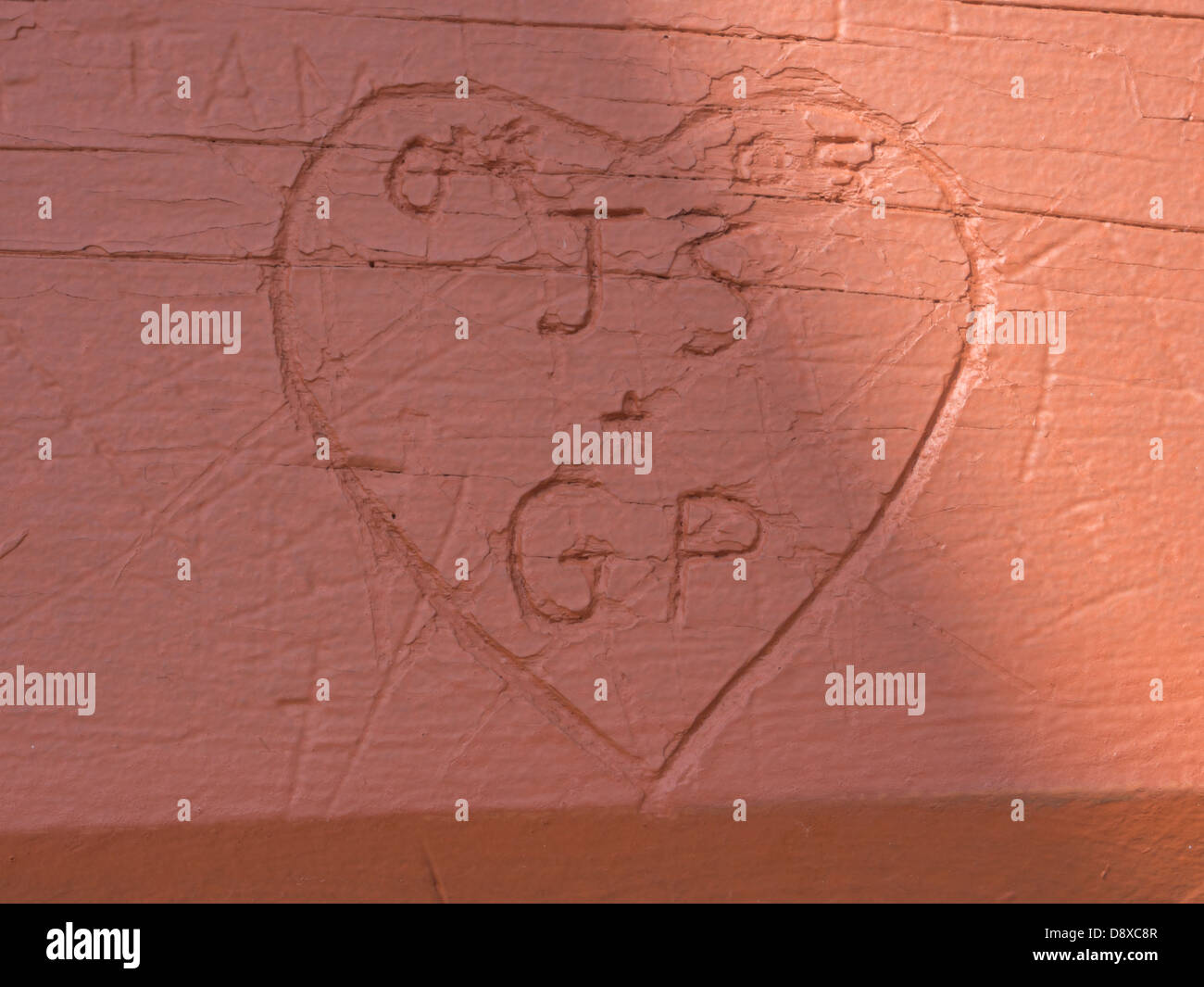 Nomi scolpiti sul ponte in legno ringhiera Foto Stock