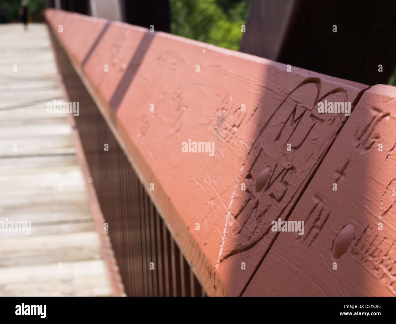 Nomi scolpiti sul ponte in legno ringhiera Foto Stock