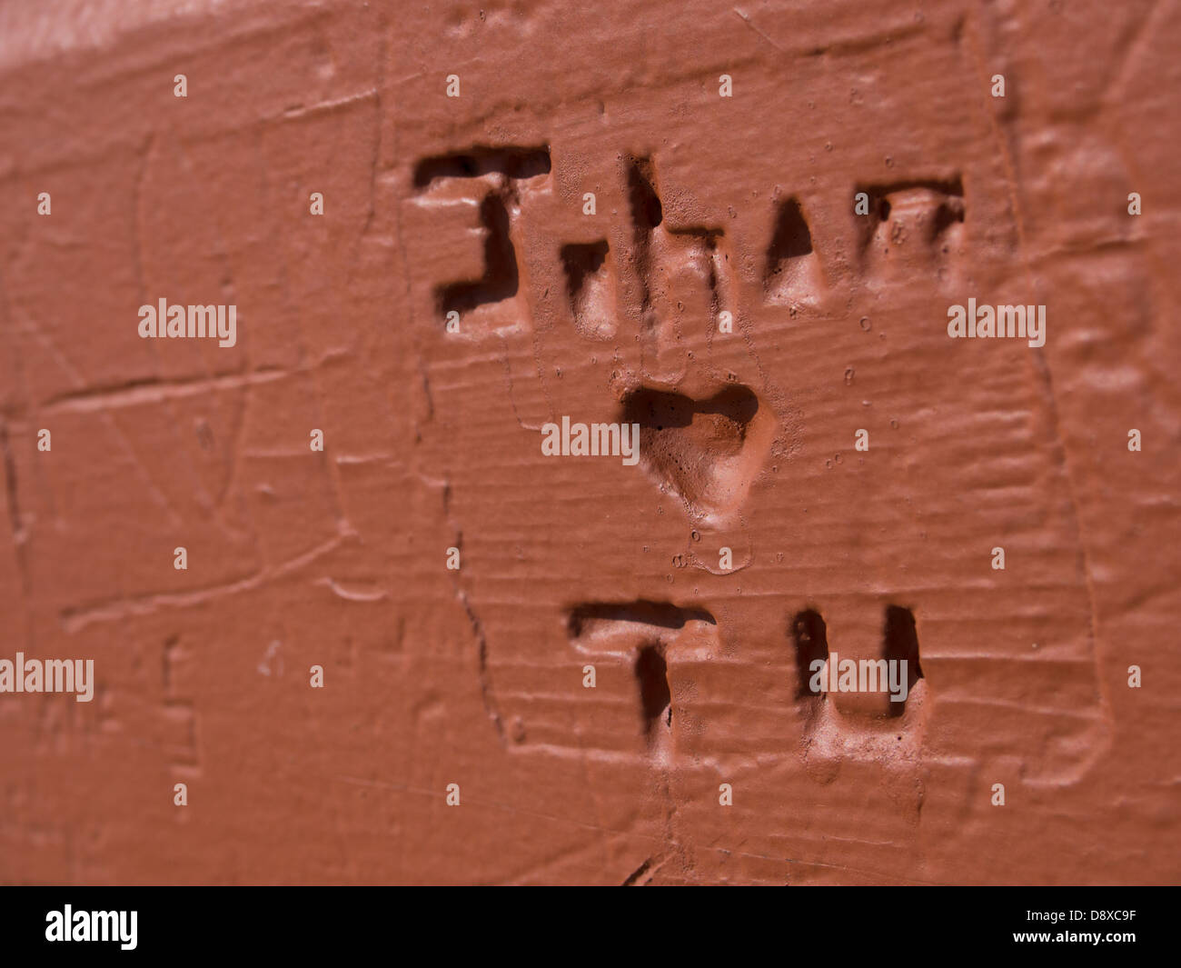 Nomi scolpiti sul ponte in legno Foto Stock