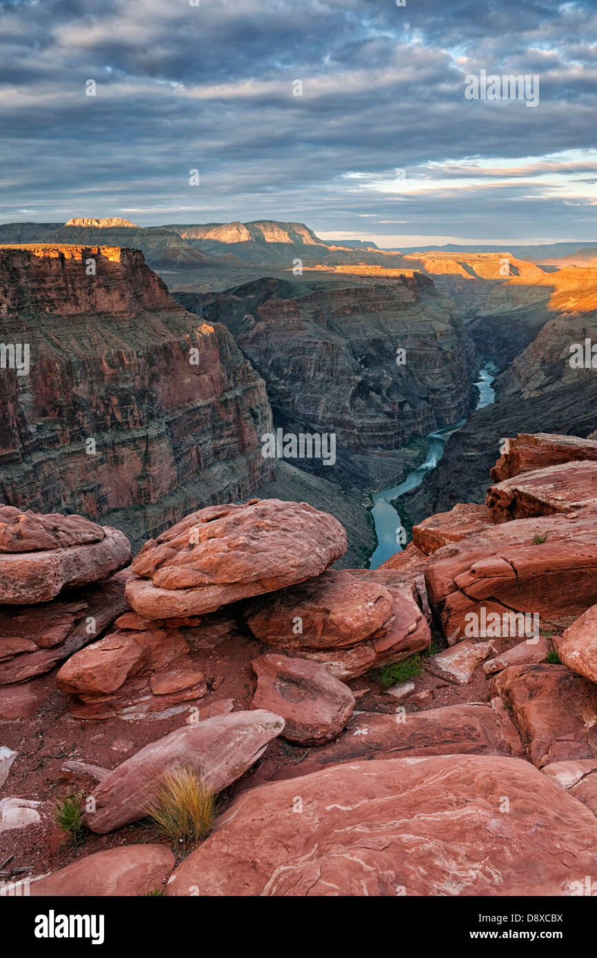 La prima luce da remoto Toroweap si affacciano sul bordo nord con il Fiume Colorado in Arizona Grand Canyon National Park. Foto Stock