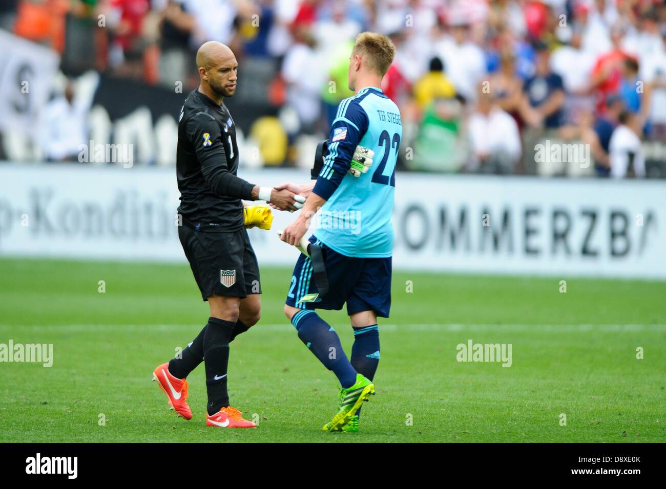 Giugno 2, 2013 - Washington DC, il Distretto di Columbia, Stati Uniti - Giugno 02, 2013: U.S. Nazionale Maschile GK Tim Howard (1) stringe la mano con il team nazionale tedesco GK Marc-Andreter Stegona (22) durante gli Stati Uniti Uomini Squadra Nazionale Vs team nazionale tedesco - la celebrazione del centenario corrispondono a RFK Stadium - Washington, D.C. Gli Stati Uniti Nazionale Maschile sconfitte Germania 4-3. Foto Stock