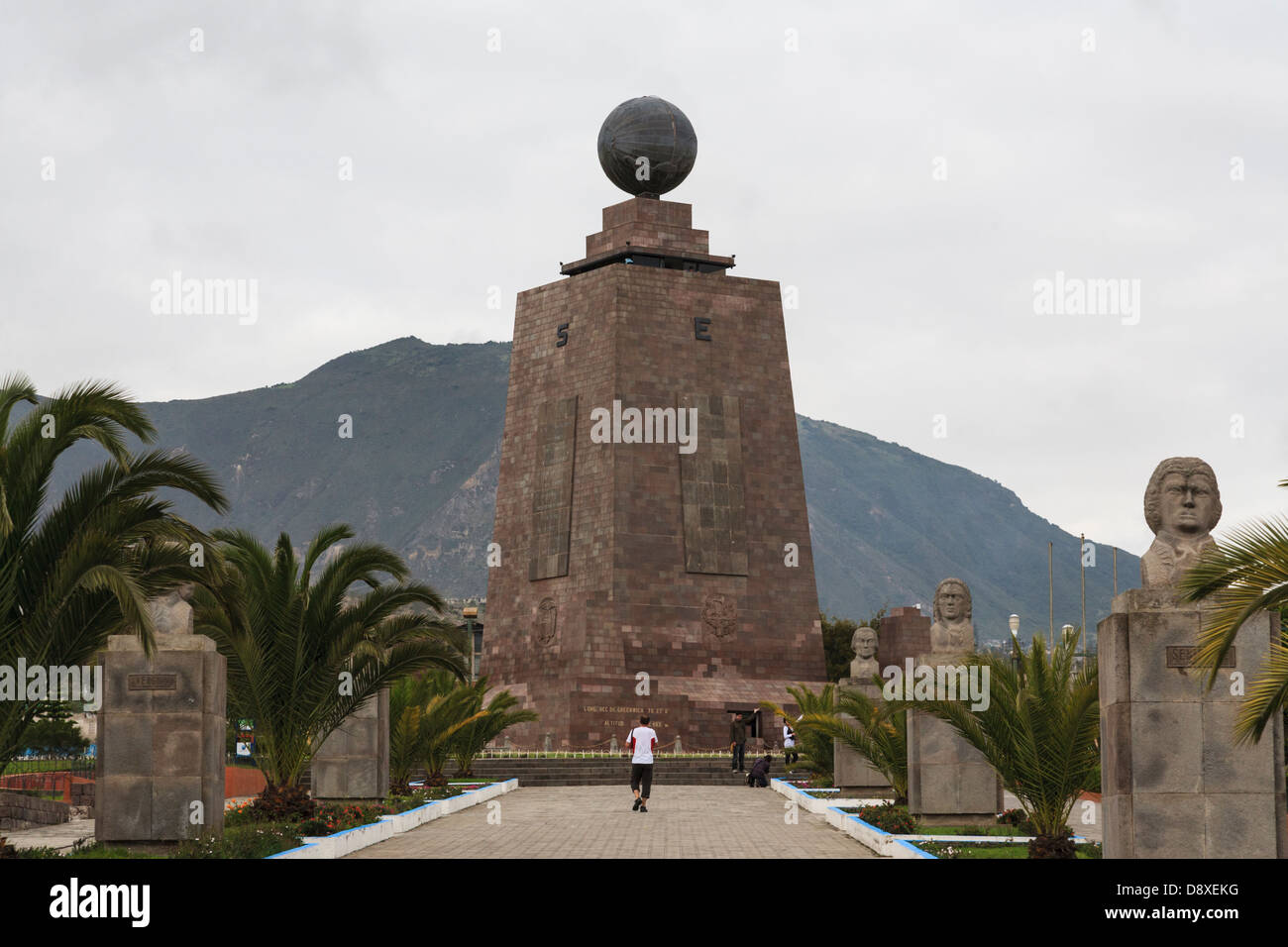 Mitad del Mundo, monumento, la marcatura della linea equatoriale, vicino a Quito, Ecuador Foto Stock