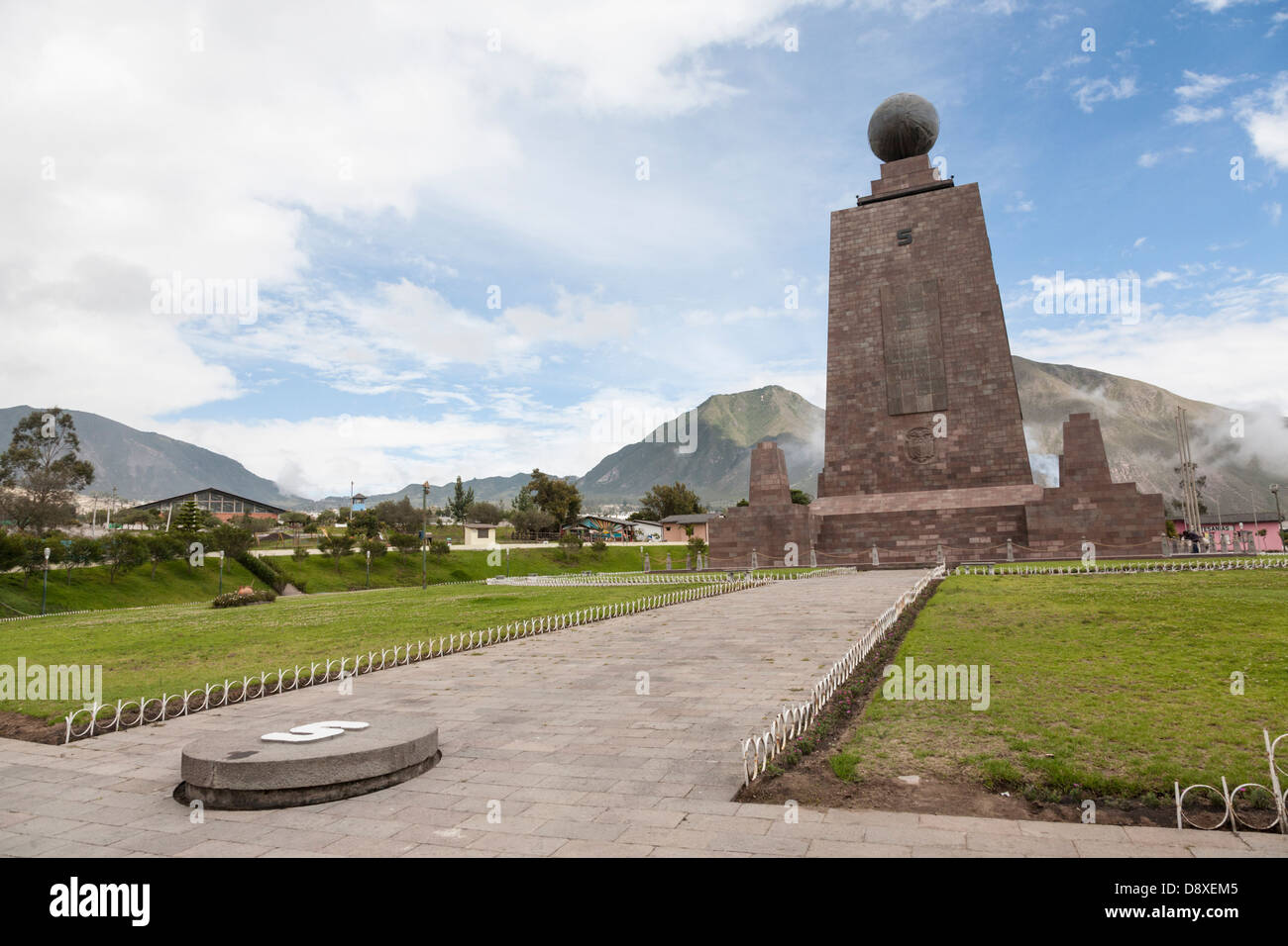 Mitad del Mundo, monumento, la marcatura della linea equatoriale, vicino a Quito, Ecuador Foto Stock