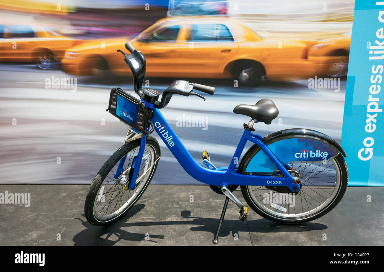 Un NYC Citi Bike è contrastata contro giallo taxi come il trasporto locale Foto Stock