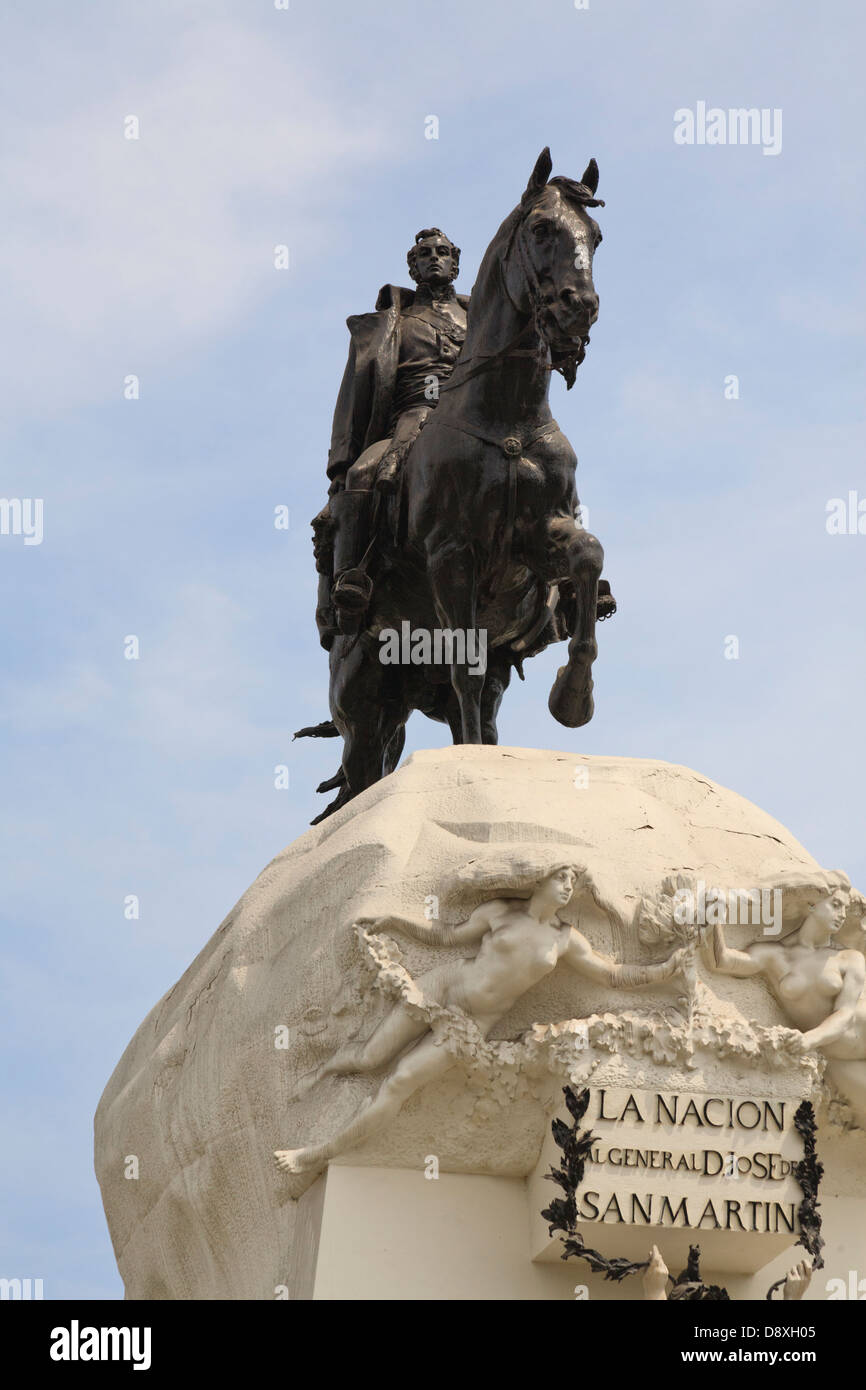 Monumento generale di jose de san martin sulla plaza san martin ...