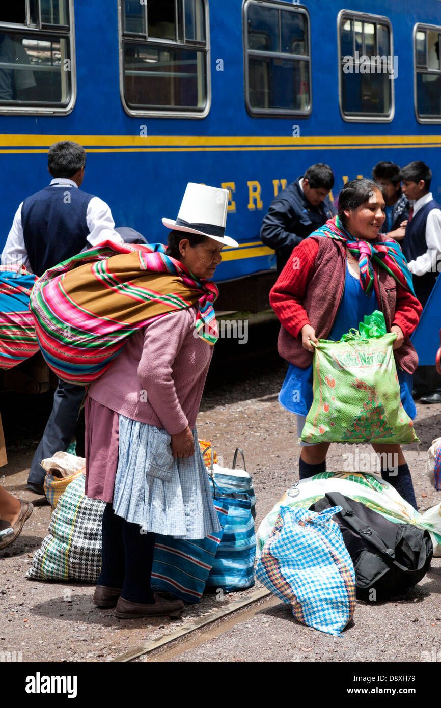 La popolazione locale deboarding il treno PeruRail ad Aguas Calientes Stazione, Machu Picchu storico, Perù Foto Stock