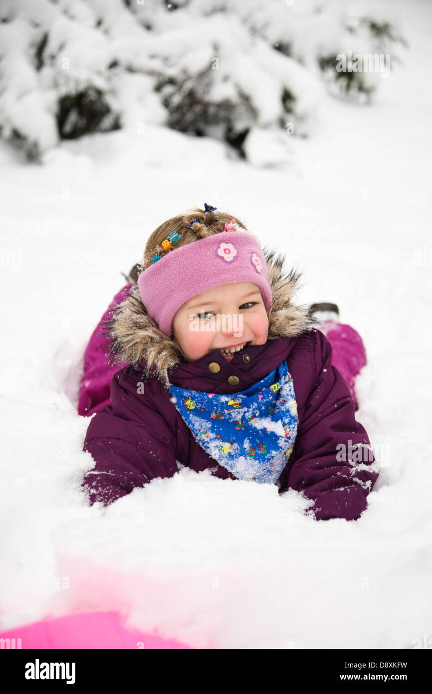 Sei anno-vecchia ragazza giocare nella neve Foto Stock
