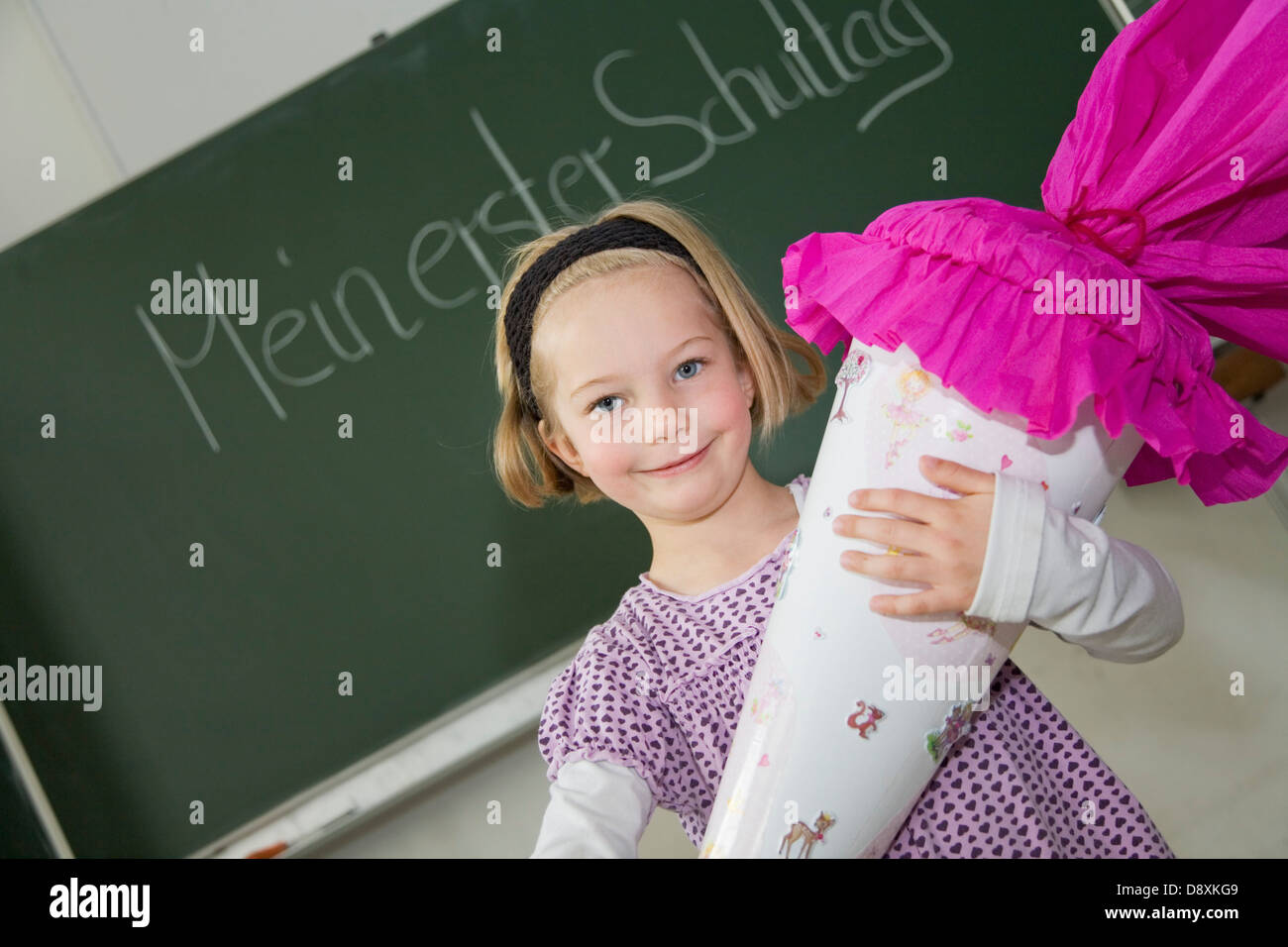 Sei anno-vecchia ragazza al suo primo giorno di scuola con un sacchetto di innamorate Foto Stock