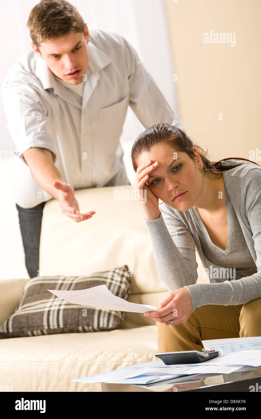 Preoccupato sostenendo giovane ha la crisi finanziaria Foto Stock