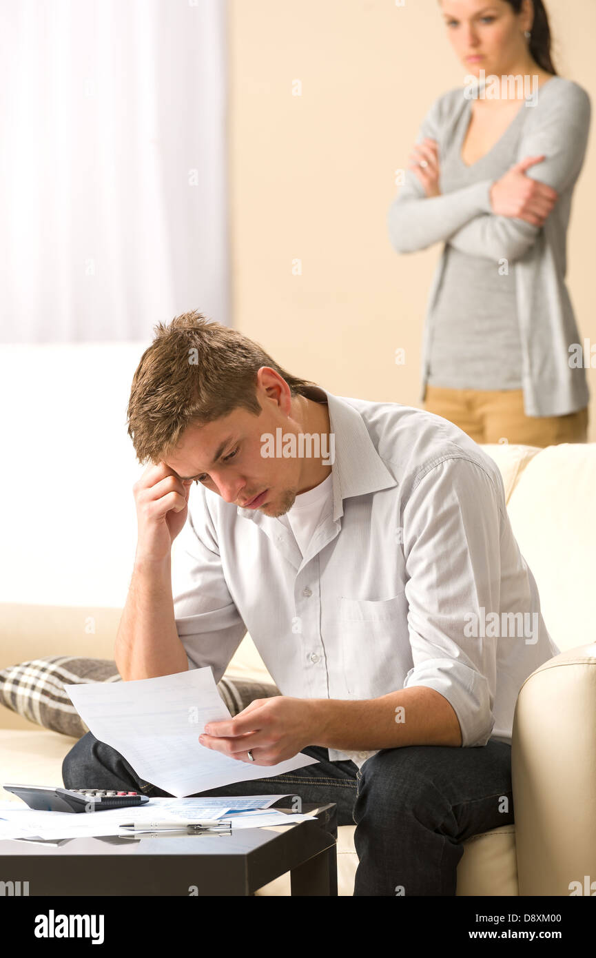 Ha sottolineato l uomo e la donna sostenendo circa il bilancio familiare Foto Stock
