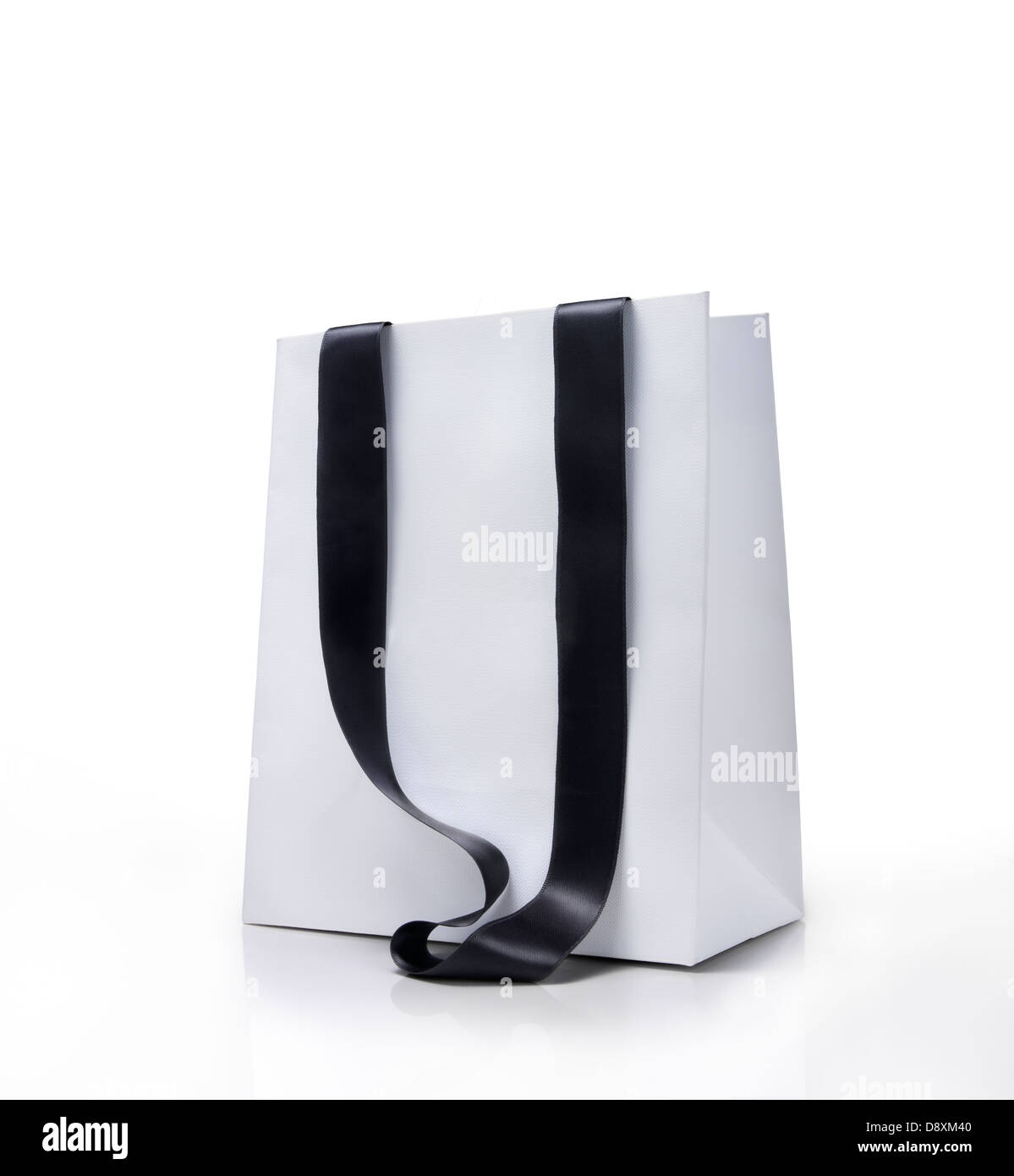 White shopping bag con maniglie nere. Tracciato di ritaglio Foto Stock