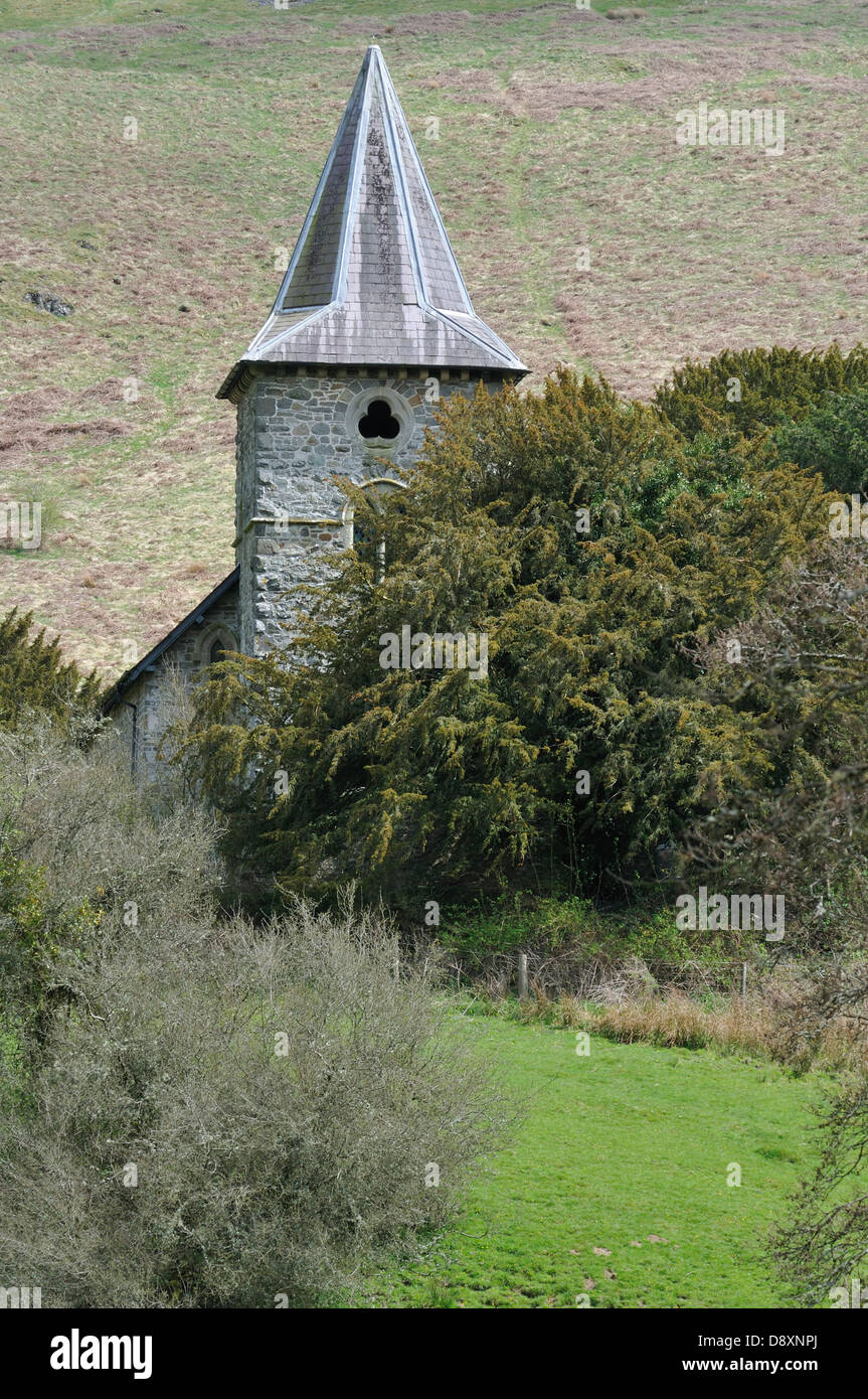 Restaurata chiesa di San Michele contro la Collina del Castello, Cefnllys, vicino a Llandrindod Wells Foto Stock