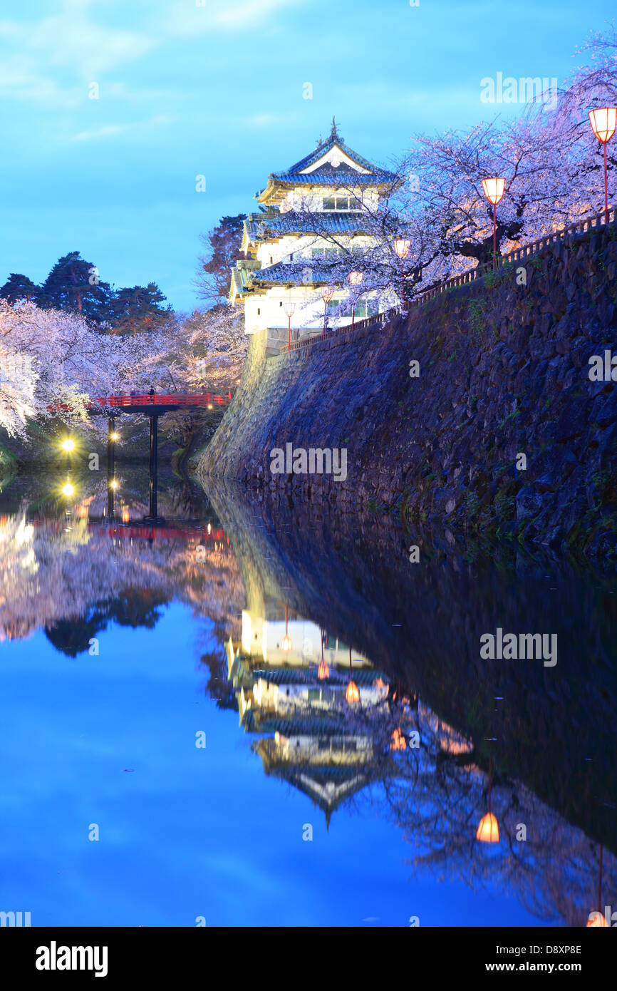 Luce del castello di Hirosaki e fiori di ciliegio, Aomori, Giappone Foto Stock