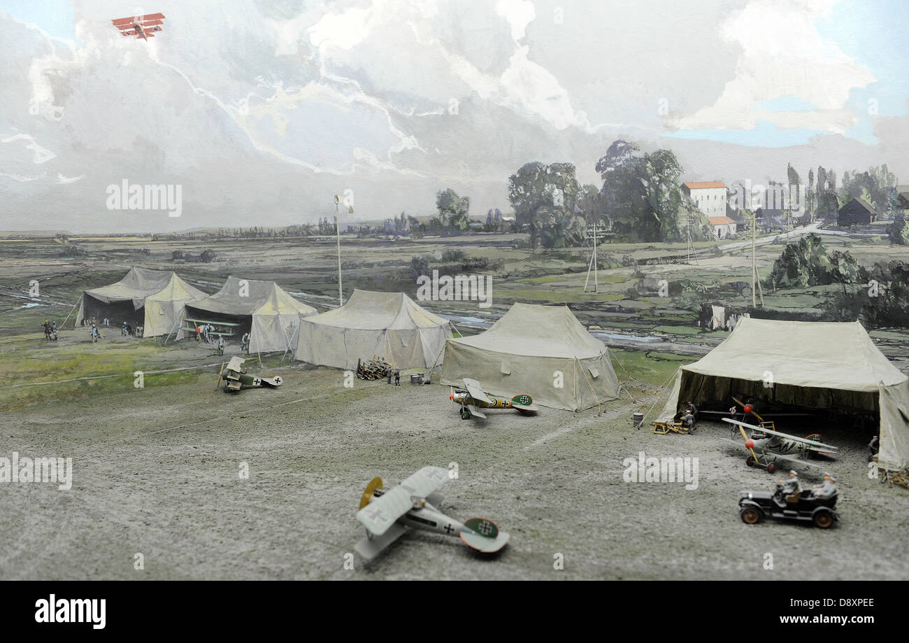 Aviosuperficie di funzionamento nella guerra mondiale I. diorama che mostra un campo di aviazione operativa. Deuthes Museo. Monaco di Baviera. Germania. Foto Stock
