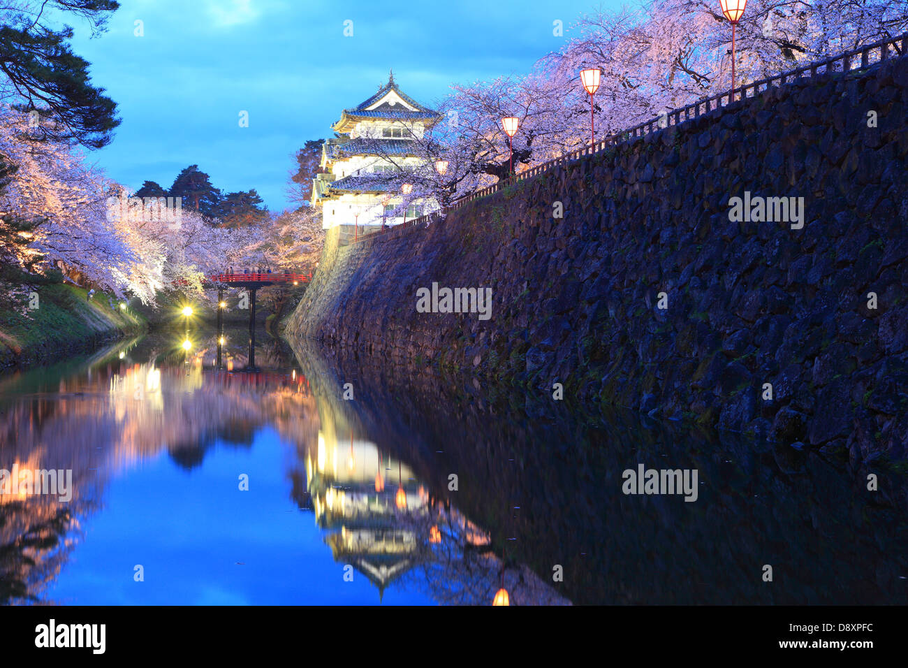 Luce del castello di Hirosaki e fiori di ciliegio, Aomori, Giappone Foto Stock