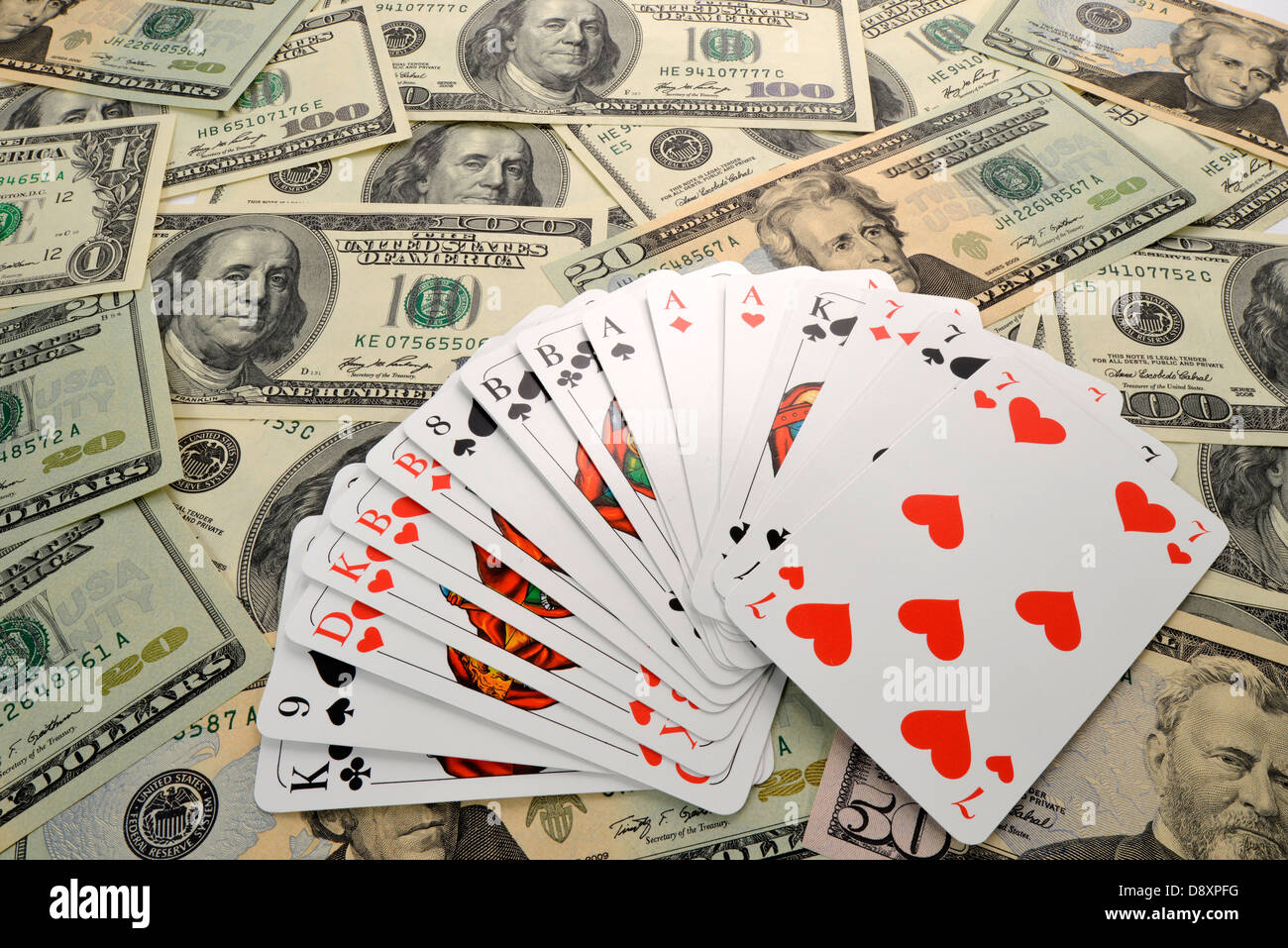 Immagine simbolica gioco di fortuna, dollar note, carte da gioco Foto Stock