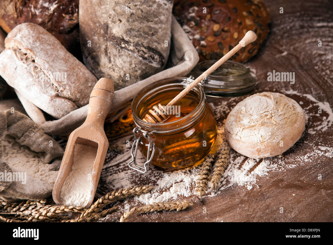 Il set tradizionale di pane, panini e altri ingredienti Foto Stock