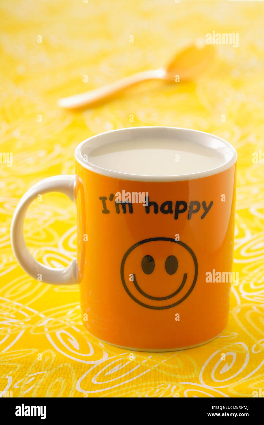 Tazza di latte con "Io sono felice' scritto su di esso Foto Stock