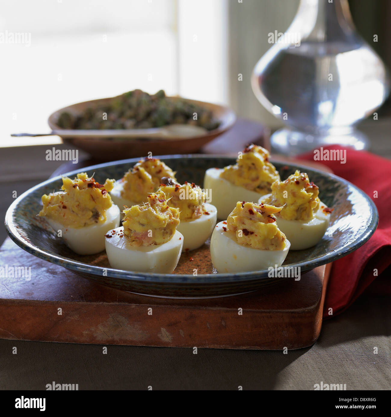La Mimosa uova con pepe Espelette Foto Stock