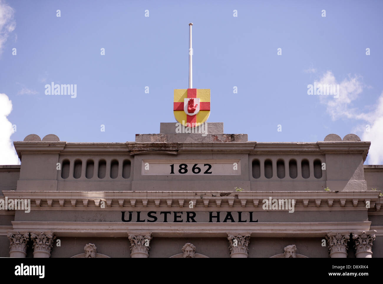 Ulster Hall facciata con mano rossa Ulster Bandiera e pennone Foto Stock