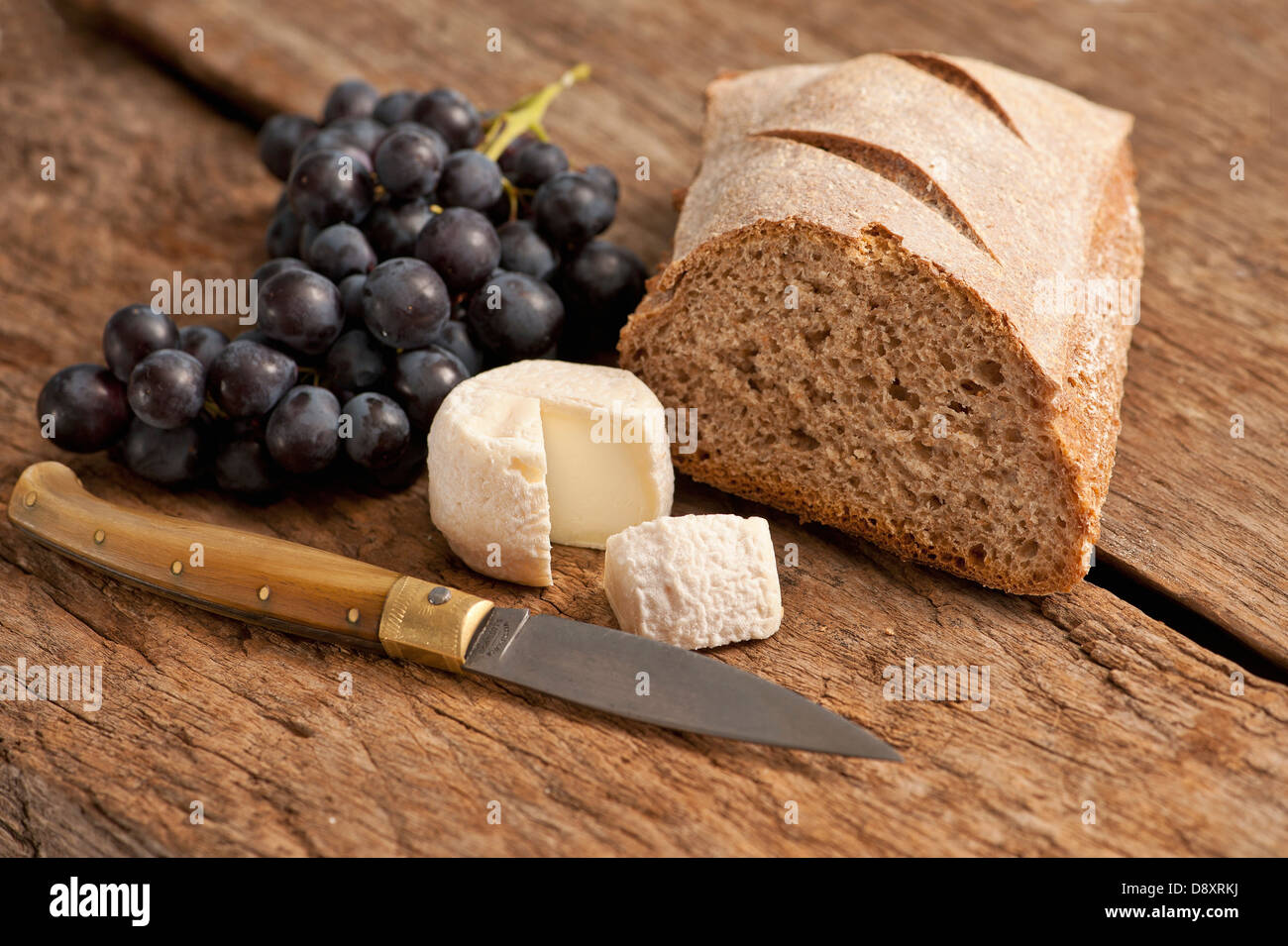 Natura morta con pane, formaggio e uva Foto Stock