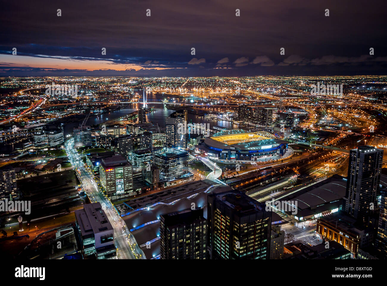 Le luci della città si accendono dopo il tramonto a Melbourne, Australia. Foto Stock