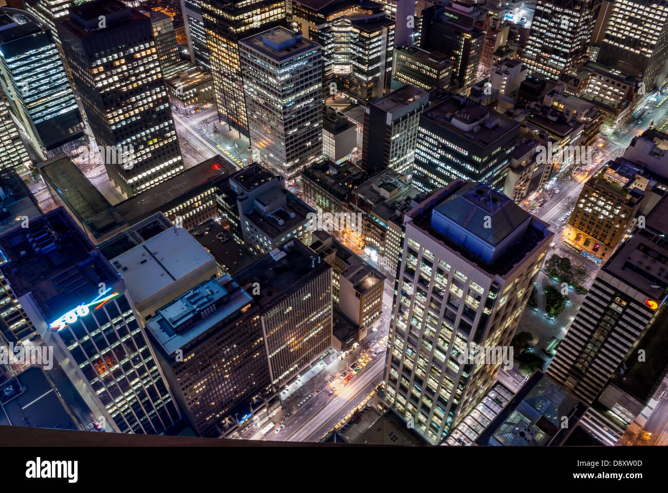 Le luci della città si accendono di notte a Melbourne, Australia. Foto Stock