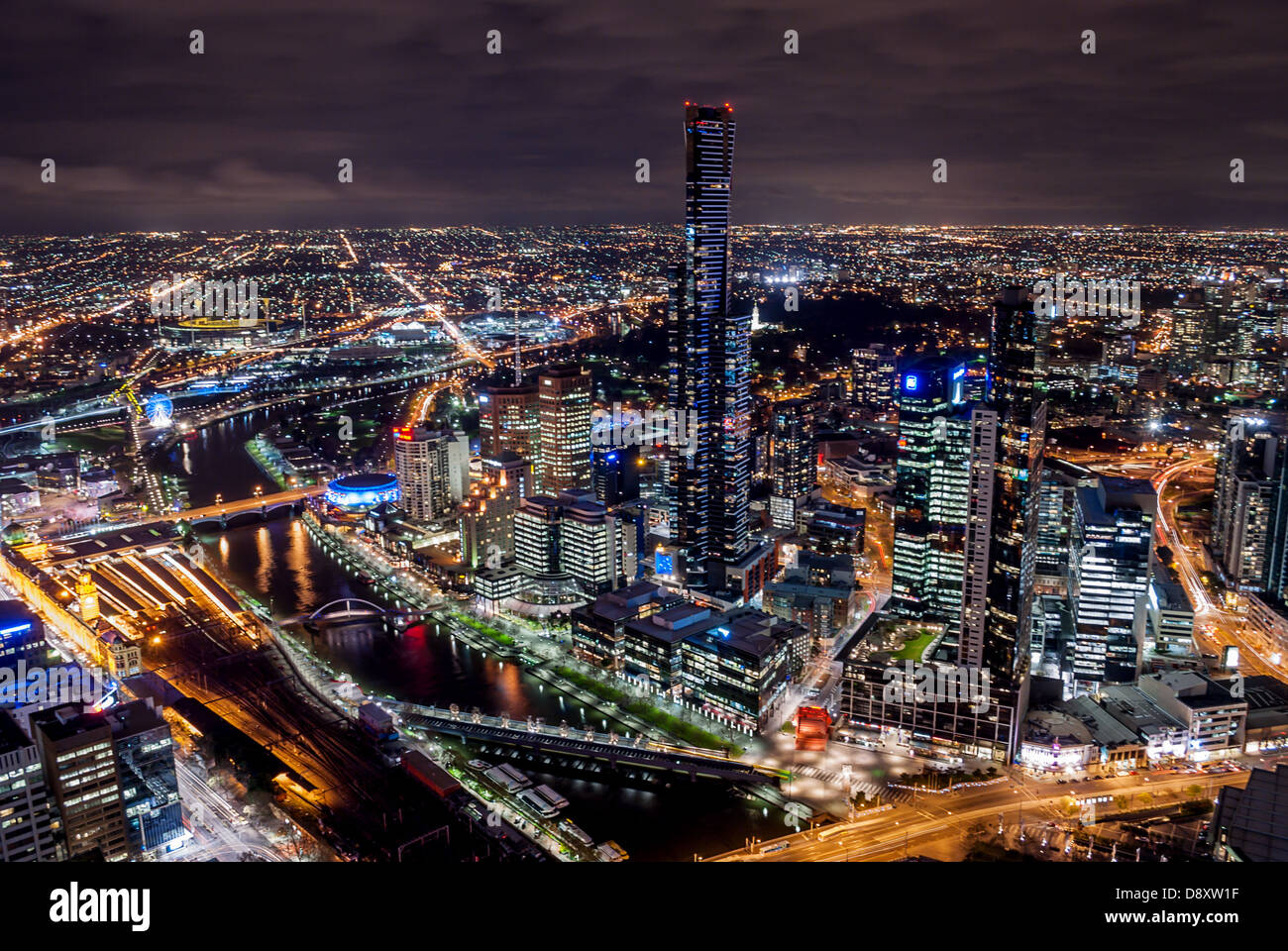 Le luci della città si accendono dopo il tramonto a Melbourne, Australia. Foto Stock