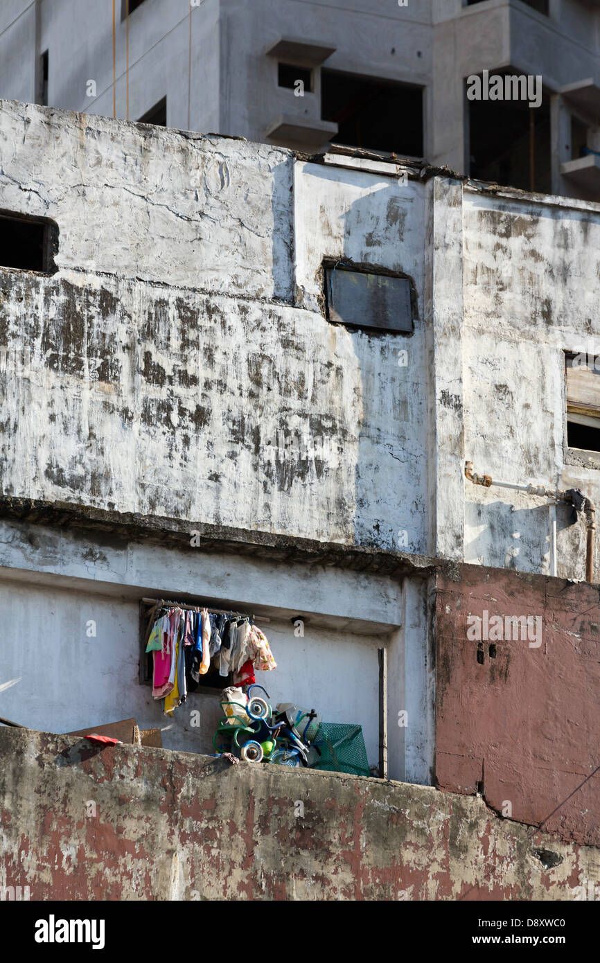 Vecchia facciata di un edificio in malato nel Metro Manila, Filippine Foto Stock