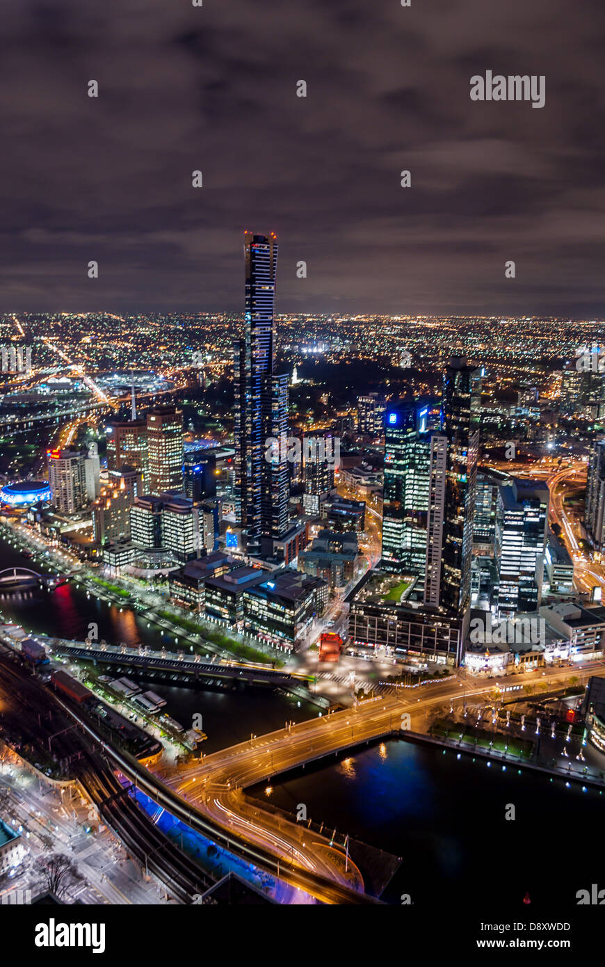 Le luci della città si accendono dopo il tramonto a Melbourne, Australia. Foto Stock