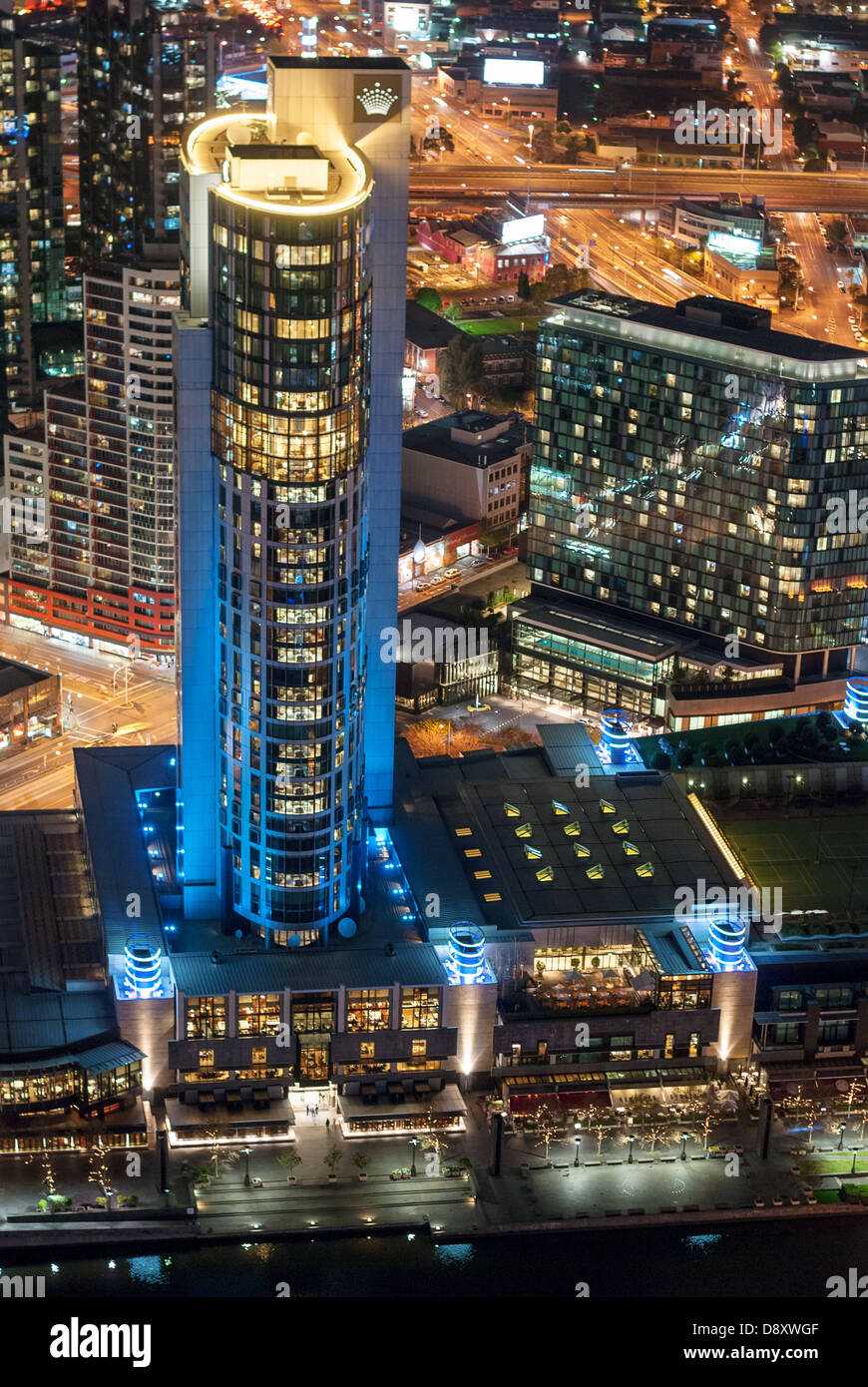 Le luci del Crown Casino accendersi dopo il tramonto a Melbourne, Australia. Foto Stock