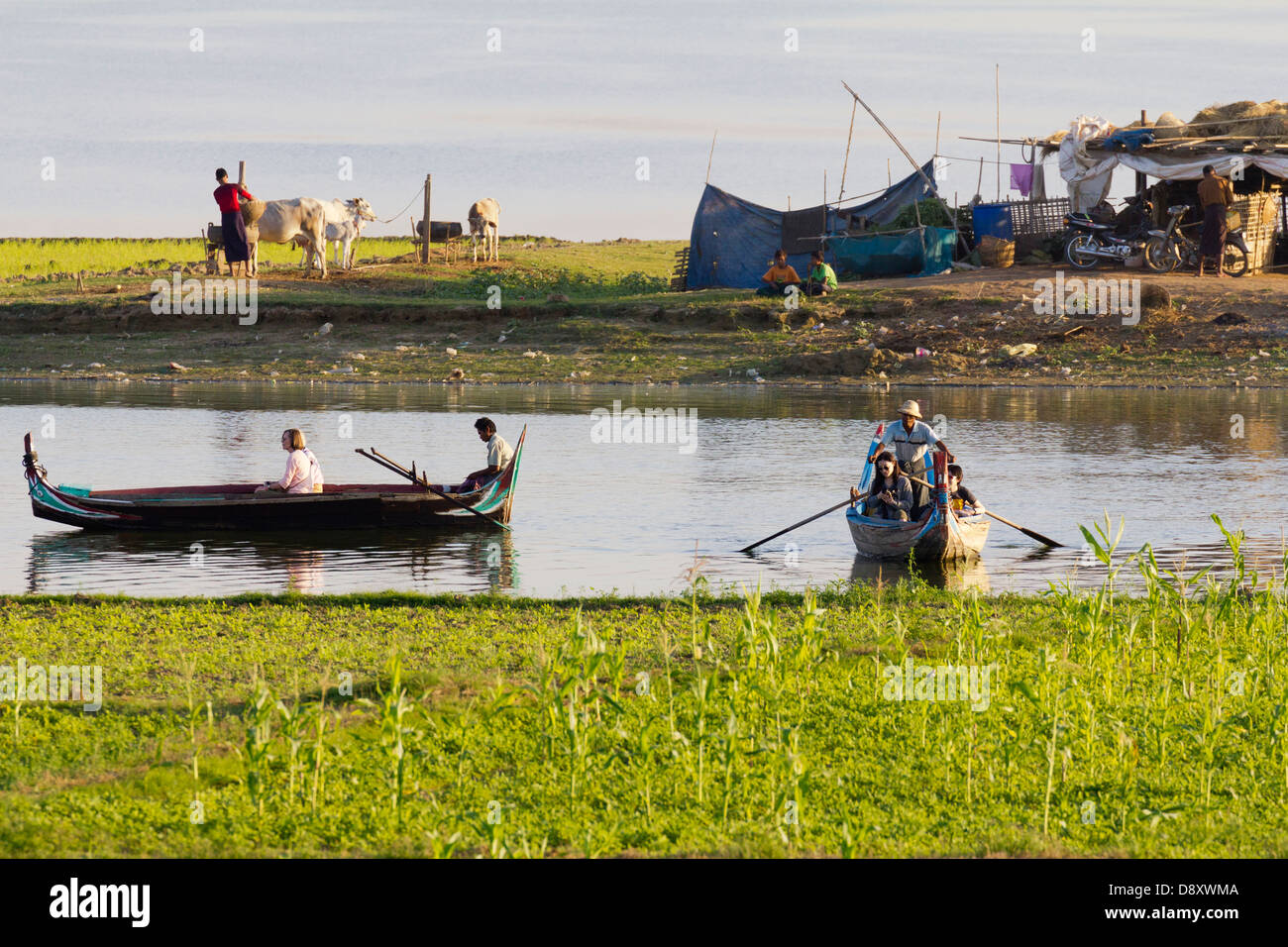 Tourist imbarcazioni da diporto che esercitano le loro scambi di U Bein Teak ponte attraverso il lago Taungthaman, Myanmar 8 Foto Stock