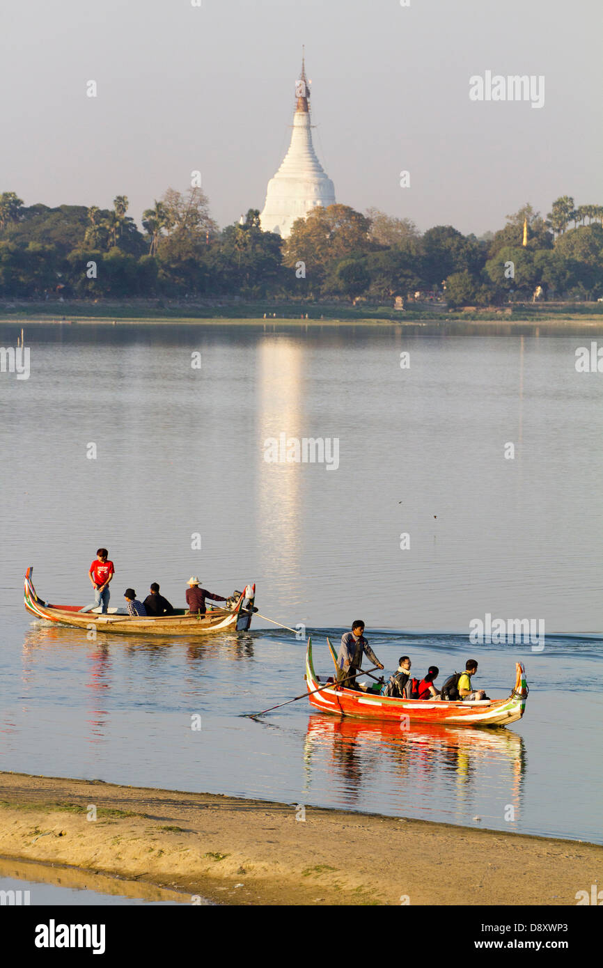 Tourist imbarcazioni da diporto che esercitano le loro scambi di U Bein Teak ponte attraverso il lago Taungthaman, Myanmar 9 Foto Stock