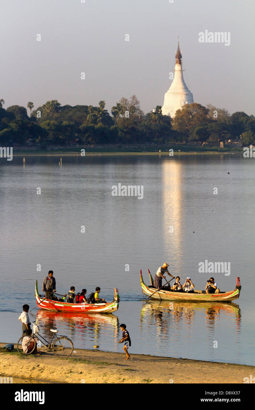 Tourist imbarcazioni da diporto che esercitano le loro scambi di U Bein Teak ponte attraverso il lago Taungthaman, Myanmar 14 Foto Stock