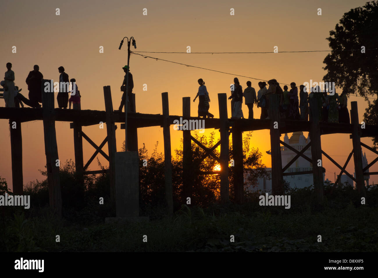 U Bein ponte in teak, Myanmar, al tramonto Foto Stock