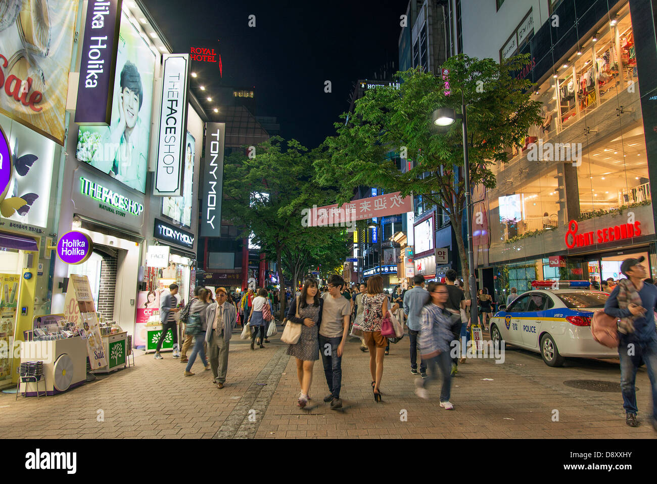 A myeongdong, la strada dello shopping di seoul corea del sud di notte Foto Stock