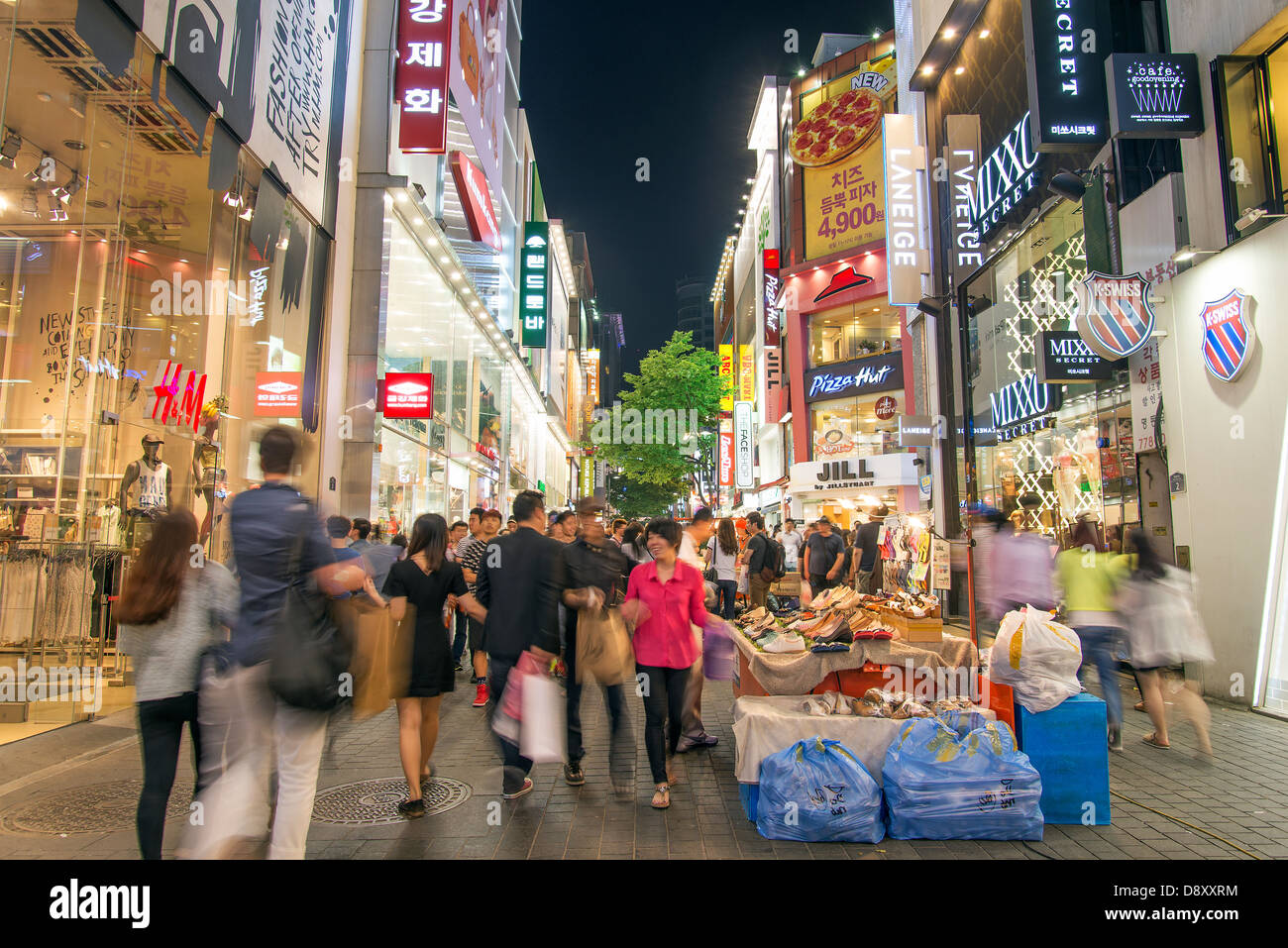 A myeongdong, la strada dello shopping di seoul corea del sud di notte Foto Stock