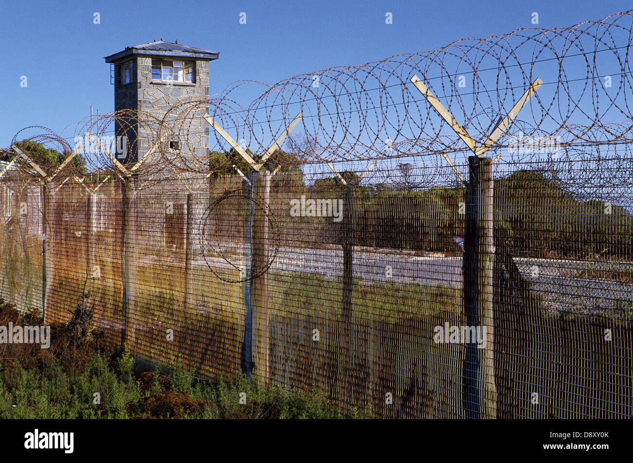 Una delle 5 torri di avvistamento presidiati da guardie armate, Robben Island prigione, Sud Africa Foto Stock