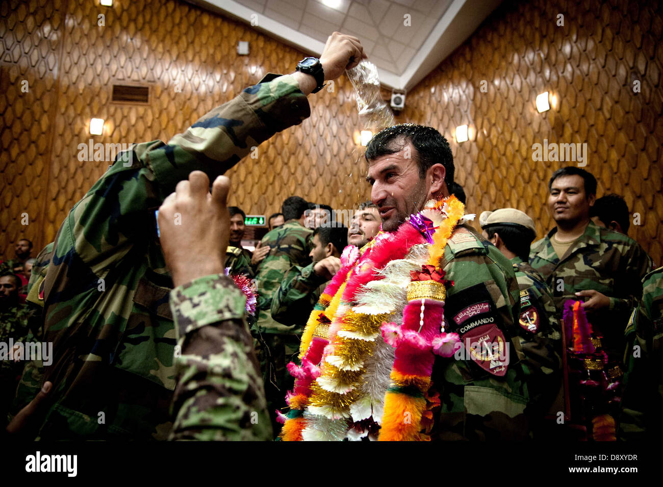 Esercito afghano Commandos celebrano il loro recente promosso sergente maggiore dopo una cerimonia che si terrà il 5 giugno 2013 a Kabul, Afghanistan. I Sergenti cerimonia di promozione è stato organizzato e condotto dalle forze di sicurezza nazionali afgane per la prima volta. Foto Stock