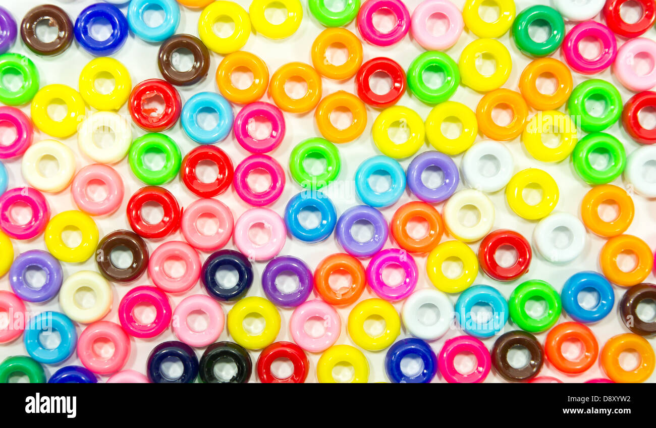 Le perline colorate isolati su sfondo bianco Foto Stock