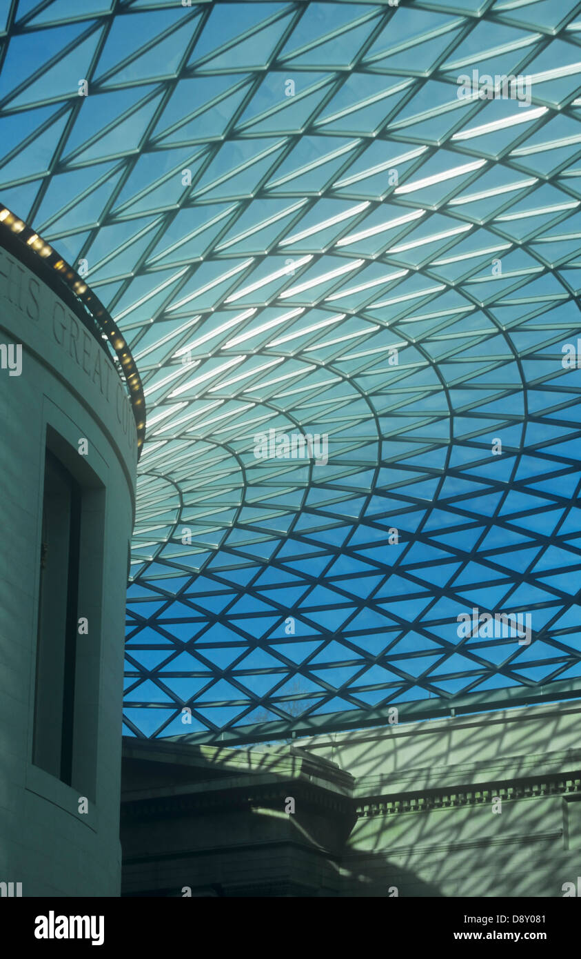 Inghilterra, Londra, British Museum interno della grande corte e sala lettura tetto a cupola progettata da Sydney Smirke. Foto Stock