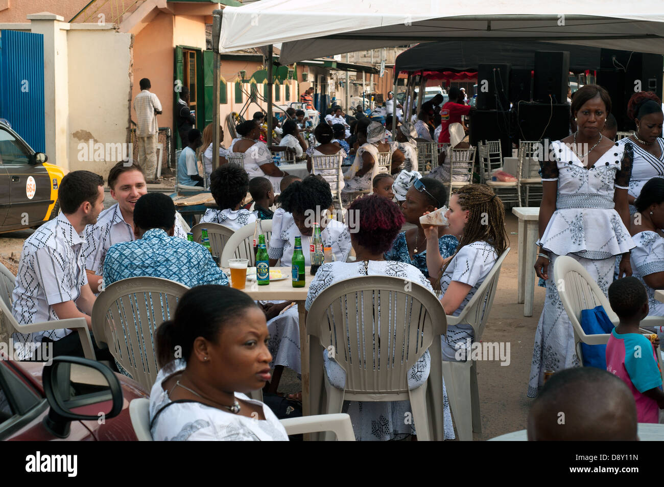 Sabato street party con musica dal vivo nei pressi di cerchio, Accra, Ghana, Africa Foto Stock