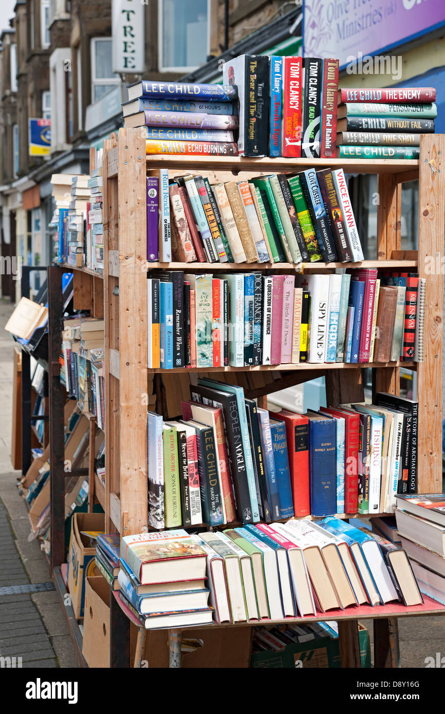 Primo piano di scaffali scaffali di vecchi libri in vendita all'esterno della libreria Morecambe Lancashire Inghilterra Regno Unito Gran Bretagna Foto Stock