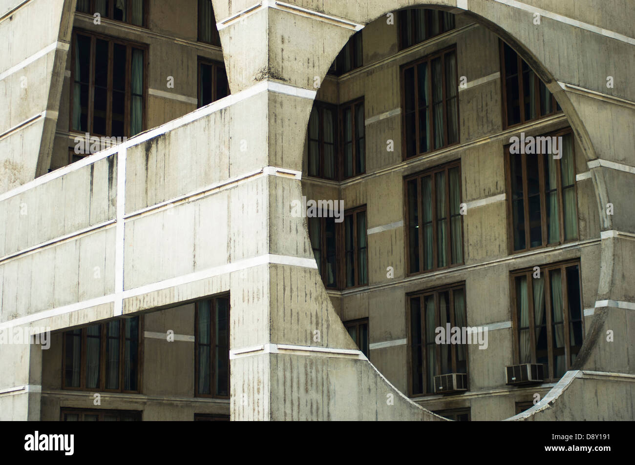 Assemblea nazionale edificio progettato da Louis Kahn utilizzando calcestruzzo innovative e design geometrico Asia Asia Dacca del Bangladesh Foto Stock