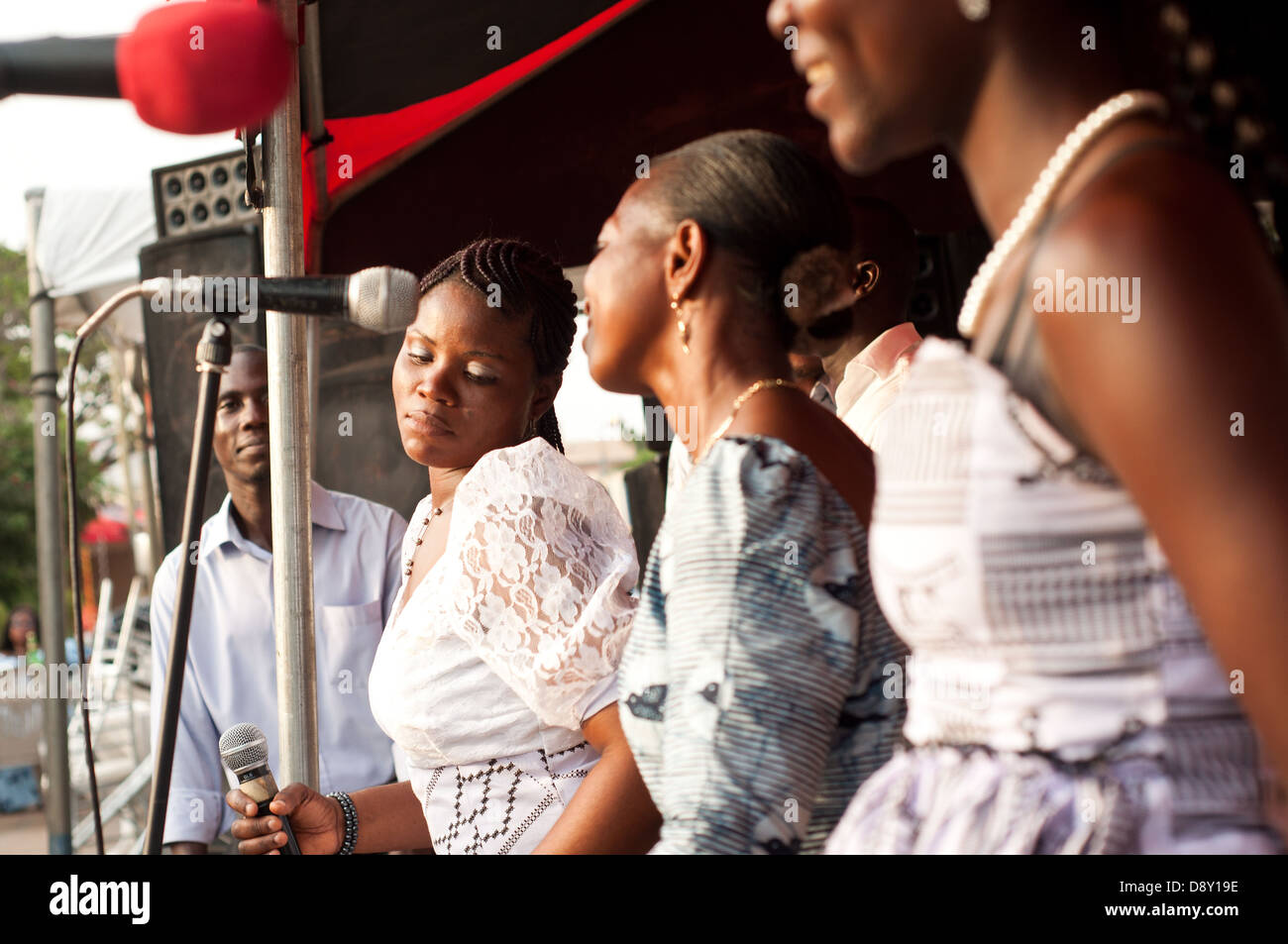 Sabato street party con musica dal vivo nei pressi di cerchio, Accra, Ghana, Africa Foto Stock