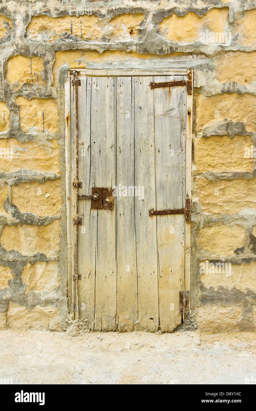 Un vecchio weathered porta in legno Foto Stock