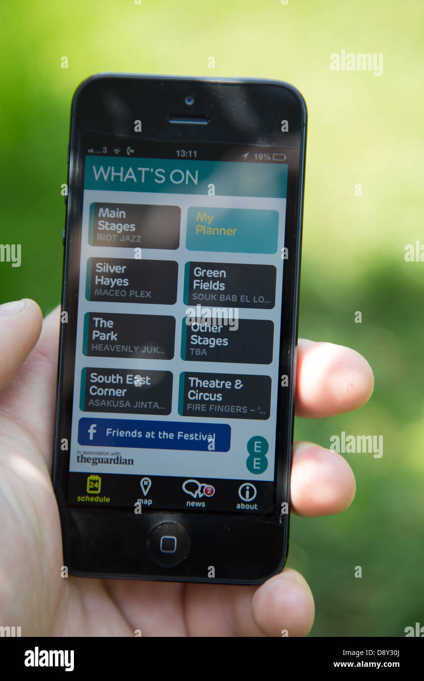 Londra, Regno Unito. Il 6 giugno, 2013. Un nuovo Festival Glastonury app telefono è andato vivere oggi. L'app, che è stato costruito da EE, è il solo gazzetta mobile app per il festival di quest'anno. È disponibile per i dispositivi utilizzando Apple iOS e Android. Scarica l'app (qualunque sia la rete sei su) e sarai in grado di vedere chi gioca dove, con fase completa gli elenchi dei programmi da The Guardian guida. Una volta che la linea completa di temporizzazioni sono annunciati, potrai anche essere in grado di fare il vostro proprio programma e impostare promemoria. Credit: Ed pietra/Alamy Live News Foto Stock