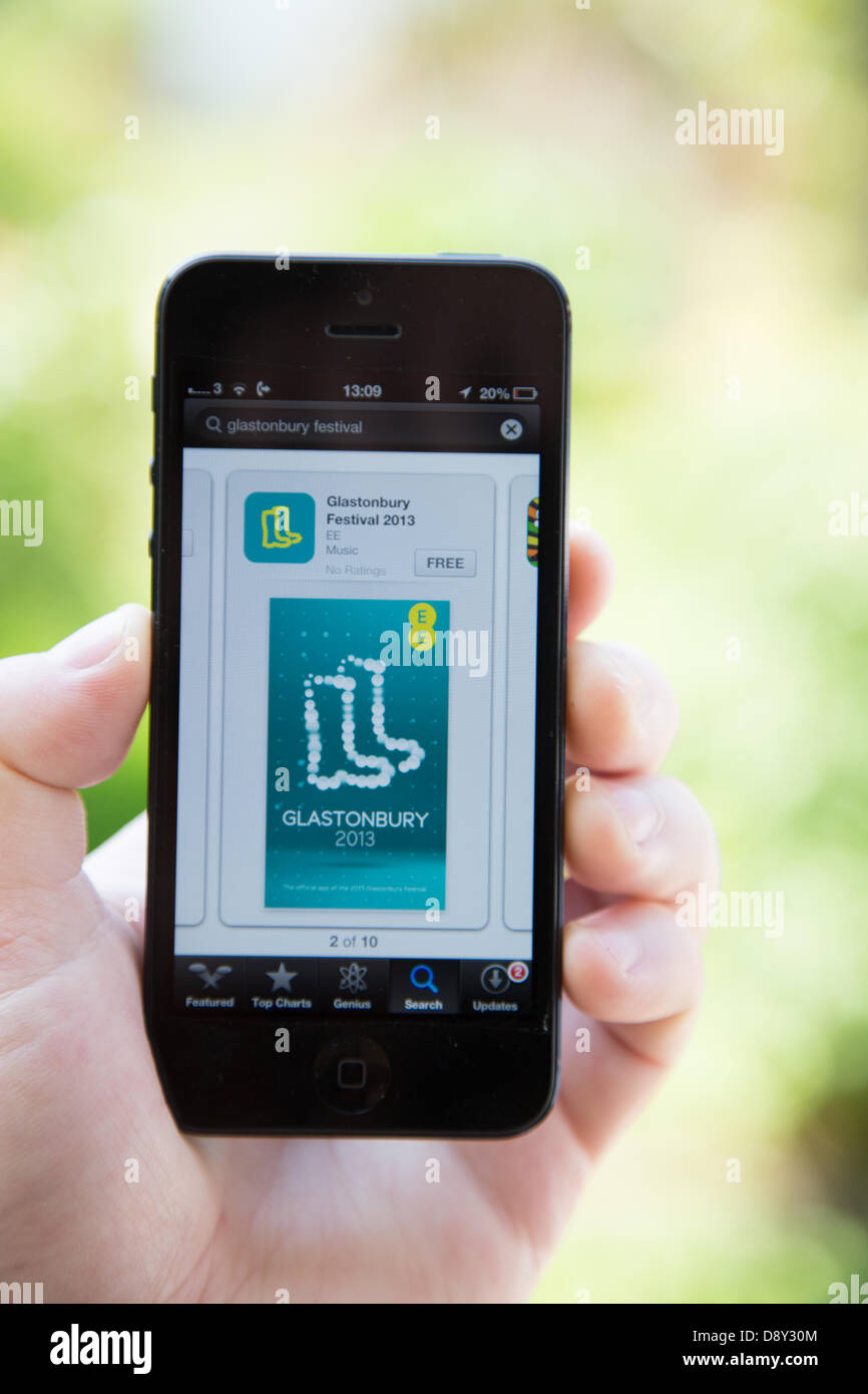 Londra, Regno Unito. Il 6 giugno, 2013. Un nuovo Festival Glastonury app telefono è andato vivere oggi. L'app, che è stato costruito da EE, è il solo gazzetta mobile app per il festival di quest'anno. È disponibile per i dispositivi utilizzando Apple iOS e Android. Scarica l'app (qualunque sia la rete sei su) e sarai in grado di vedere chi gioca dove, con fase completa gli elenchi dei programmi da The Guardian guida. Una volta che la linea completa di temporizzazioni sono annunciati, potrai anche essere in grado di fare il vostro proprio programma e impostare promemoria. Credit: Ed pietra/Alamy Live News Foto Stock