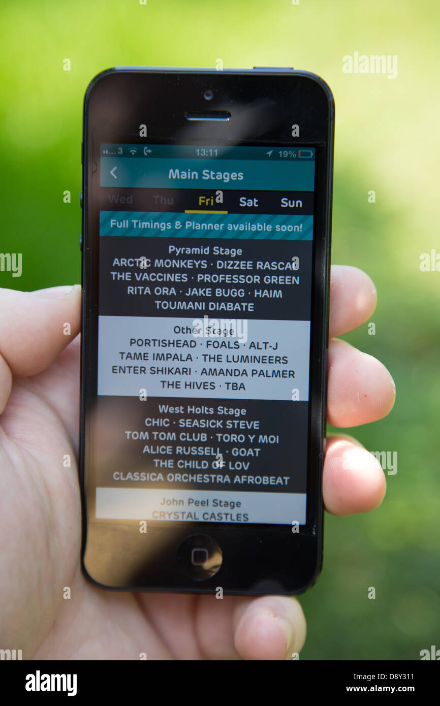 Londra, Regno Unito. Il 6 giugno, 2013. Un nuovo Festival Glastonury app telefono è andato vivere oggi. L'app, che è stato costruito da EE, è il solo gazzetta mobile app per il festival di quest'anno. È disponibile per i dispositivi utilizzando Apple iOS e Android. Scarica l'app (qualunque sia la rete sei su) e sarai in grado di vedere chi gioca dove, con fase completa gli elenchi dei programmi da The Guardian guida. Una volta che la linea completa di temporizzazioni sono annunciati, potrai anche essere in grado di fare il vostro proprio programma e impostare promemoria. Credit: Ed pietra/Alamy Live News Foto Stock