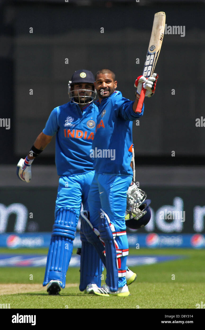 CARDIFF, GALLES - 06 Giugno: India del Shikhar Dhawan punteggio celebra un secolo durante l'ICC Champions Trophy international cricket match tra India e Sud Africa a Cardiff Galles Stadio su Giugno 06, 2013 a Cardiff, nel Galles. (Foto di Mitchell Gunn/ESPA) Foto Stock